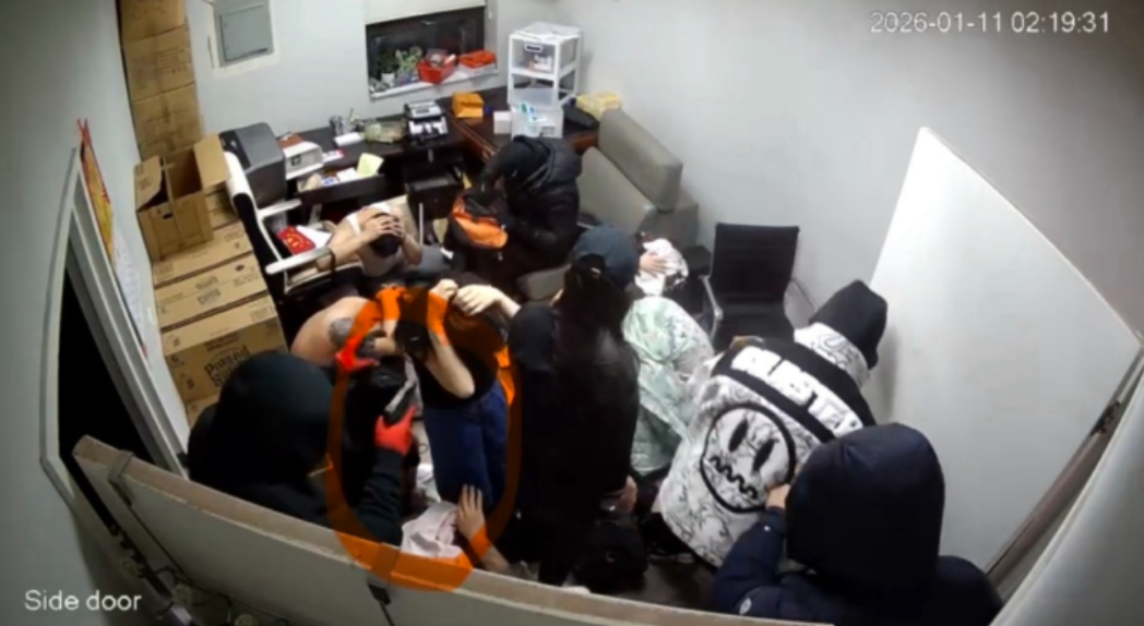 世界杯淘汰赛资格-深夜噩梦！法拉盛公寓遭武装洗劫，抢走30万美元，9名华人男女被扒光衣服羞辱