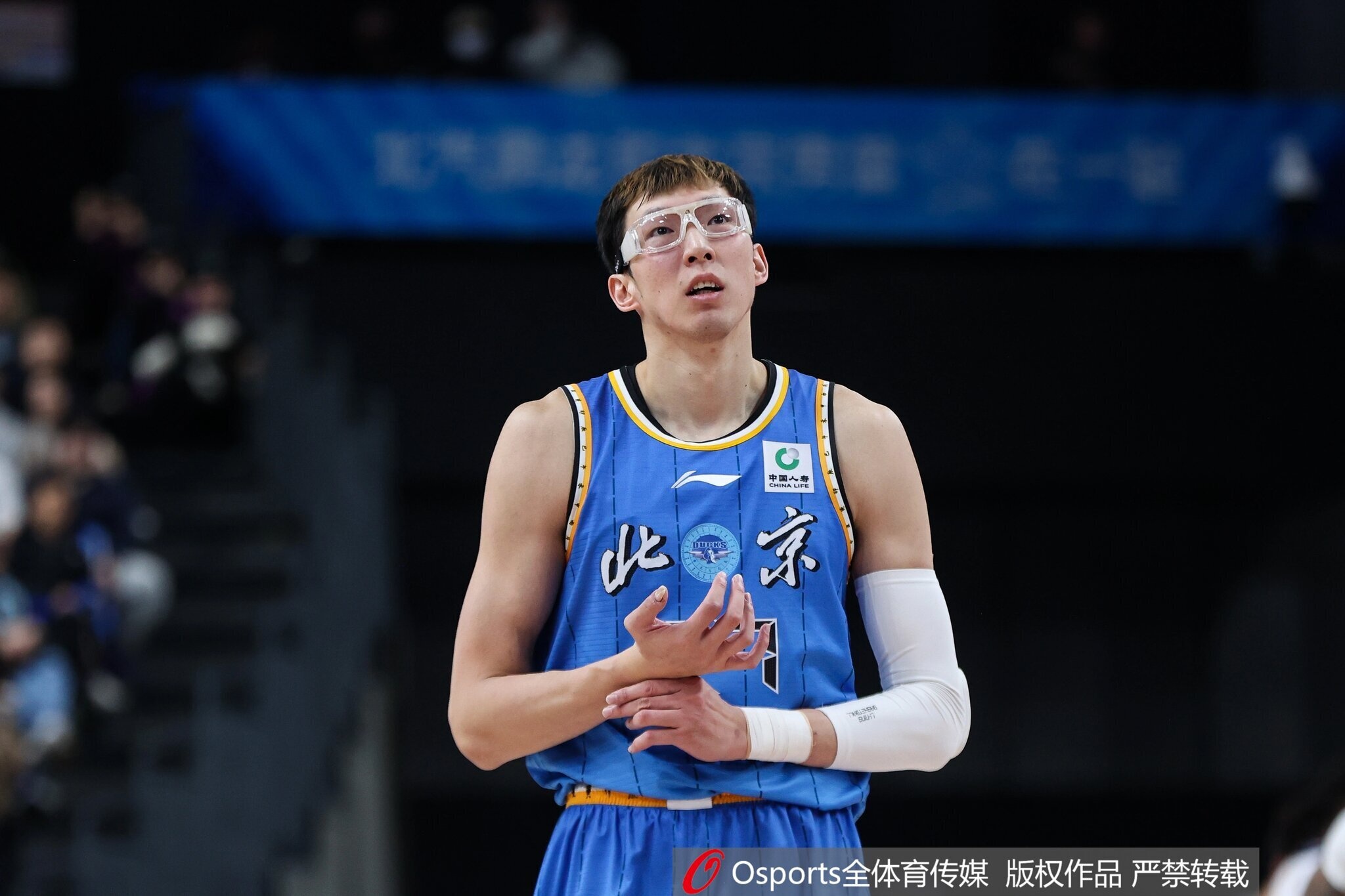 世界杯淘汰赛资格-打外援一点不怵！周琦半场3中3拿8分6板 多次造到犯规6罚2中