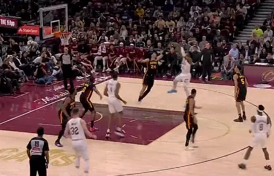 世界杯积分榜-米切尔遭遇贴防连续转身后仰中投命中，4中4得分已上双